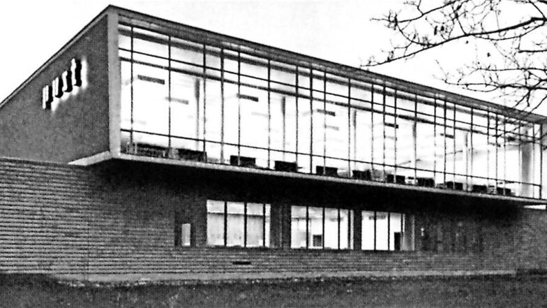 Die Glasfront ist das Markenzeichen der Kantine. Das Ensemble mit der ehemaligen Schalterhalle gehört zu einem der jüngsten Bauten der Dresdner Nachkriegsmoderne.