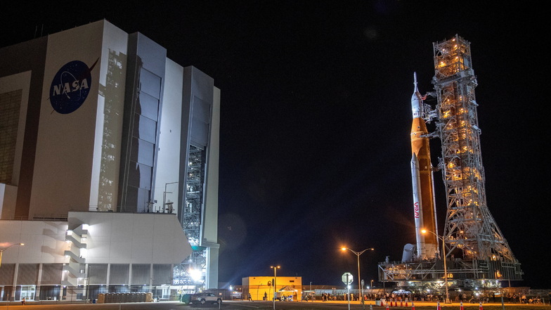 Die neue Superschwerlastrakete der Nasa steht bereits auf der Startrampe in Cape Canaveral. Hier beim Rollout aus der großen Integrationshalle. Das Ziel ist nun der Mond. Am Montag geht´s los.