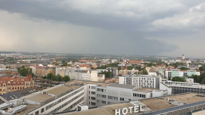 Die ersten Gewitterwolken hängen am Mittwochnachmittag vor den Toren Dresdens.