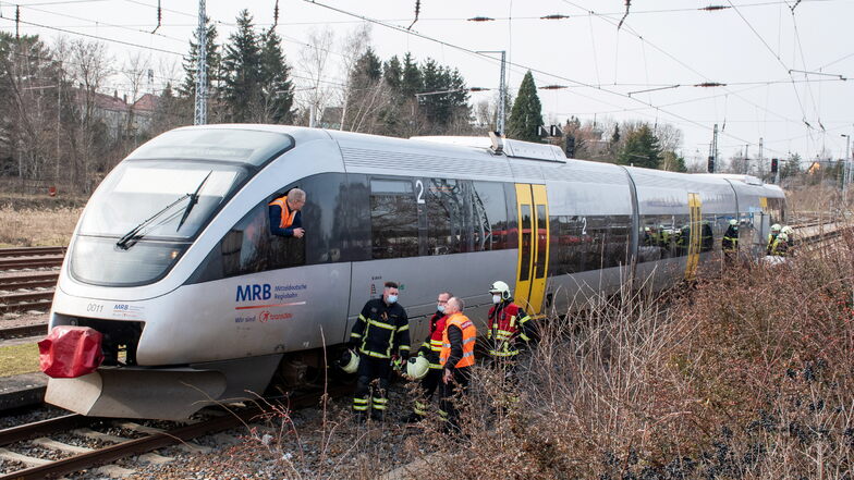 Der Zug musste erst ins offene Gleis fahren, damit die Feuerwehrleute den Schaden inspizieren konnten. Ein Notfallmanager der Bahn wurde hinzugezogen.
