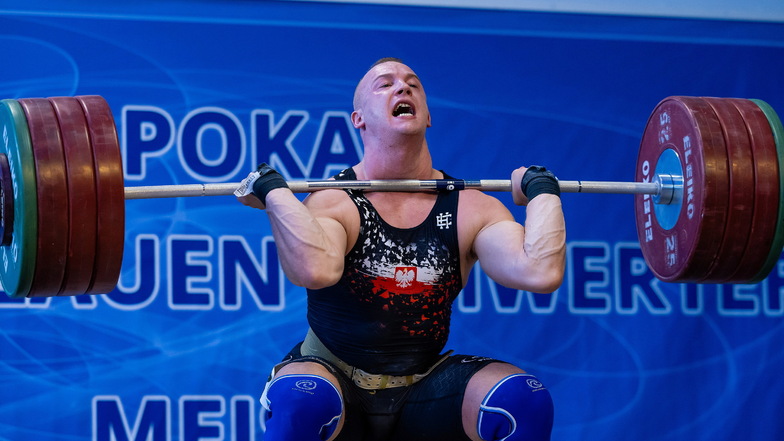 Der Pole Daniel Goljasz, versucht sich beim Pokal der Blauen Schwerter in Meißen im Stoßen an 200 Kilo.