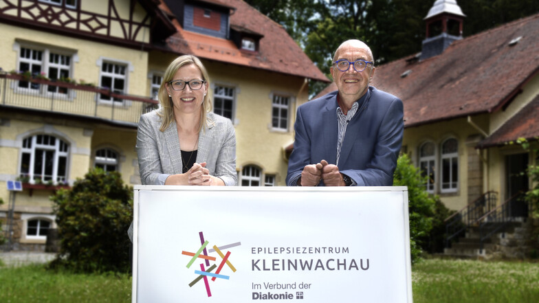 Auf Martin Wallmann folgt Sandra Stöhr. Sie ist die neue Geschäftsführerin des Epilepsiezentrums in Kleinwachau. Die Einrichtung ist jetzt am neuen Logo erkennbar: farbenfroh und lebendig.