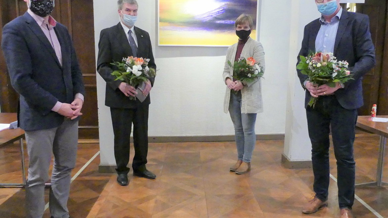 Bürgermeister Veit Lindner (links) bedankte sich bei dem scheidenden Friedensrichter Jörg Gobsch (Zweiter von links) und begrüßte die neue Friedensrichterin Anja Weber und den neuen Protokollanten Maik Herbrig.