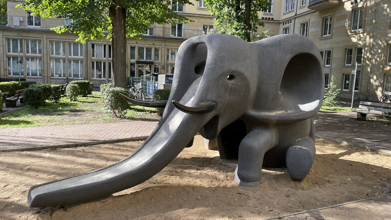 Der letzte Rutschen-Elefant in Dresden wird noch immer von Kindern zum Spielen benutzt - während Eltern an ihre Kindheit erinnert werden.