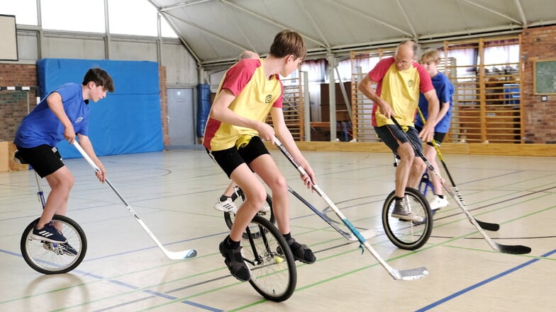 Training der Meißner Einradhockey-Mannschaft. In dem Sport spielen Kinder, Jugendliche und Erwachsene zusammen in einem Team.