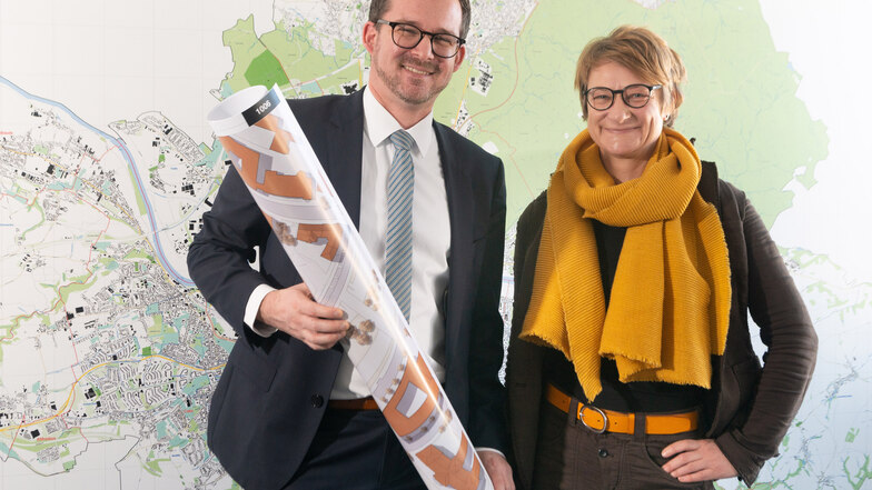 Baubürgermeister Raoul Schmidt-Lamontain und Stadtplanerin Anja Heckmann mit dem gerollten Siegerentwurf für das Königsufer.
