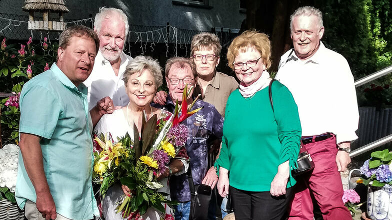 Peter Hoffmann (links) und Vertreter vom Bürgerrat Königshufen weilten zu Himmelfahrt 2020 bei Dagmar Frederic (mit Blumen) und gratulierten nachträglich zu deren 75. Geburtstag.