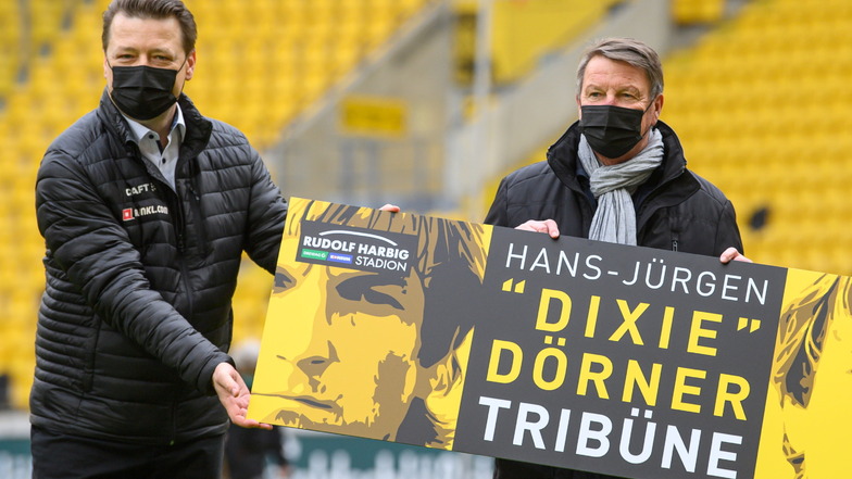 Dynamos Präsident Holger Scholze und Hans-Jürgen "Dixie" Dörner weihen vor dem Drittligaspiel gegen Halle die „Hans-Jürgen „Dixie“ Dörner Tribüne“ ein.