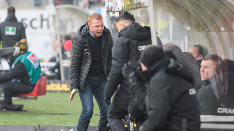 Dresdens Cheftrainer Maik Walpurgis ist mit dem Spiel gar nicht zufrieden.
