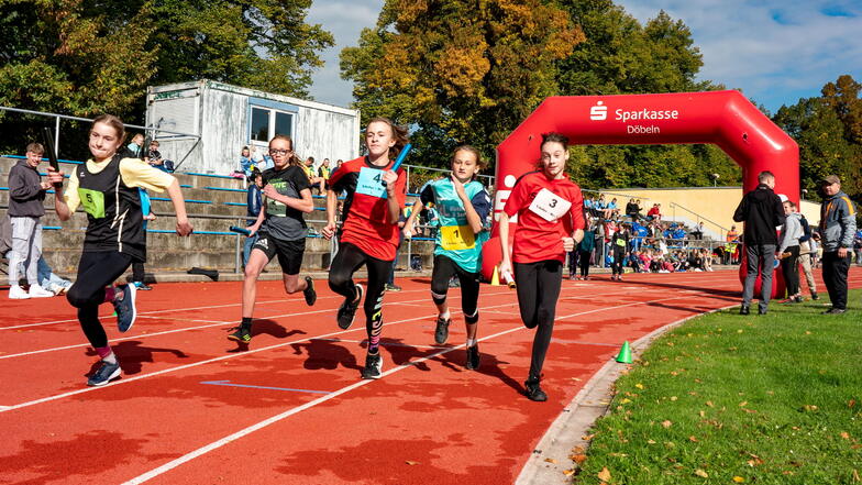 Beim Staffellauf im Stadion am Bürgergarten rannten die Schüler aus den ersten bis zehnten Klassen in Teams zum Sieg. Für die Gewinner des ersten Platzes gab es einen Pokal.