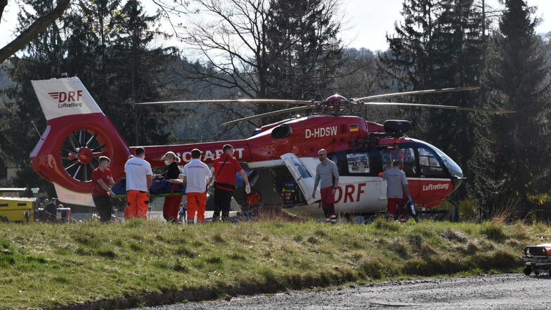 Die Besatzung des Rettungshubschraubers flog den Verletzten ins Görlitzer Klinikum.