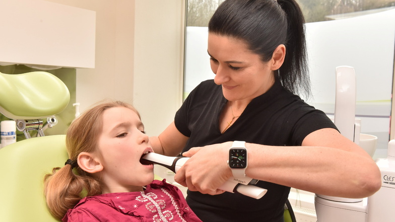 Zahnärztin Dr. Andrea Friedrich ist hier am Gebiss von Elena tätig. Mit dem Scanner berührt sie das Gebiss gar nicht und bekommt dennoch ein exaktes Abbild.