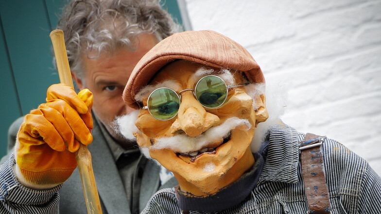 Puppenspieler Steven Luca begeistert das Publikum mit seinem Schrott-Straßenkehrer. Zum Viathea-Festival im Juli kommt er nach Görlitz.