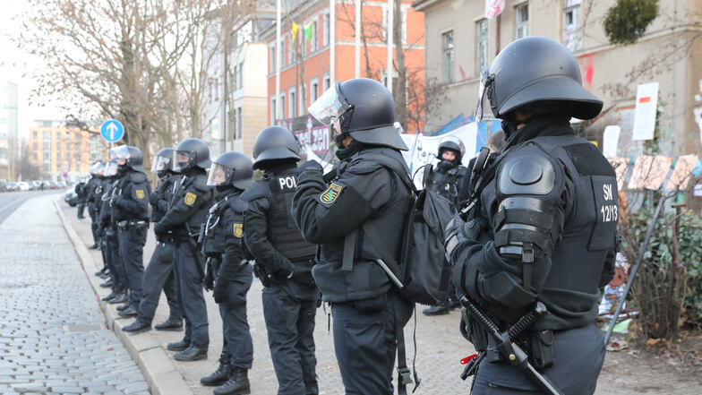 Ab Mittwochmorgen bereiteten Polizisten die Räumung der besetzten Gebäude an der Königsbrücker Straße in Dresden vor.
