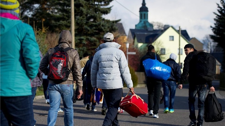 Ein Ort zum Bleiben? In Wiederau haben Flüchtlinge und Einwohner zueinandergefunden. Am Donnerstag liefen die Asylbewerber von ihrer Unterkunft zur Kirche.
