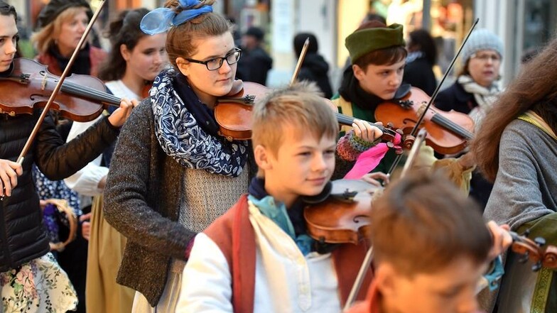 Auch die Schüler der Kreismusikschule waren mit ihren Instrumenten in der Stadt unterwegs.