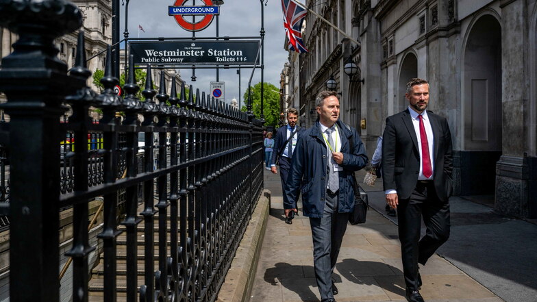 Martin Dulig (r.) und Thomas Horn, Geschäftsführer der Wirtschaftsförderung Sachsen, laufen durch London: Die Reise soll der Vertiefung der Beziehungen zwischen Sachsen und Großbritannien dienen.
