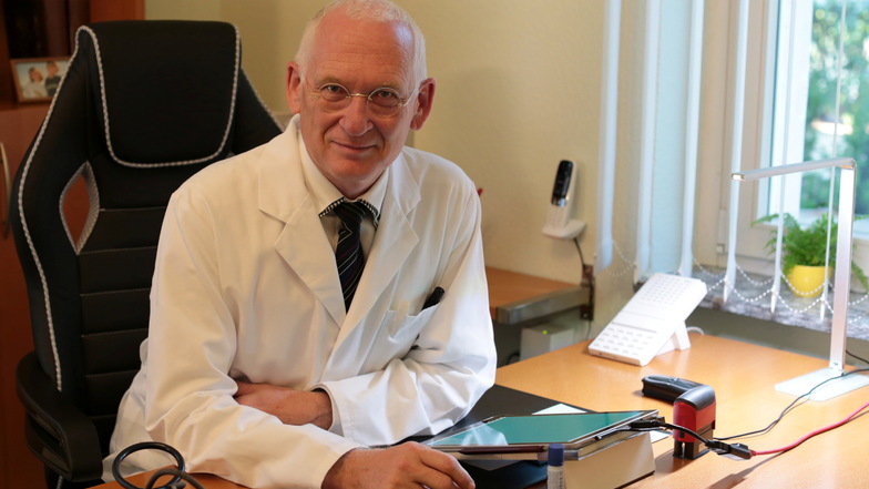 Der Facharzt für Allgemeinmedizin Dr. Klaus Heckemann in seiner Praxis in Dresden. Der KVS-Vorsitzende impft nicht nur seine eigenen Patienten.