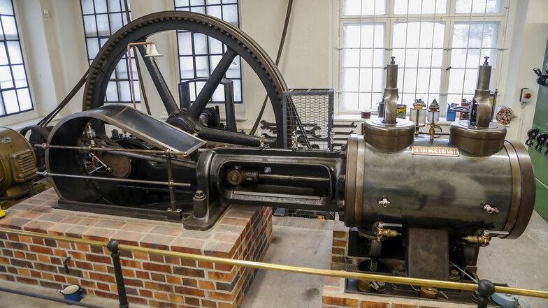Aus der hehemaligen Gurtfabrik, den ersten Standort des Museums, stammt diese gewaltige Dampfmaschine der Erfurter Firma R. Trenk. Mehrere Tonnen mussten zum neuen Ort bewegt werden.