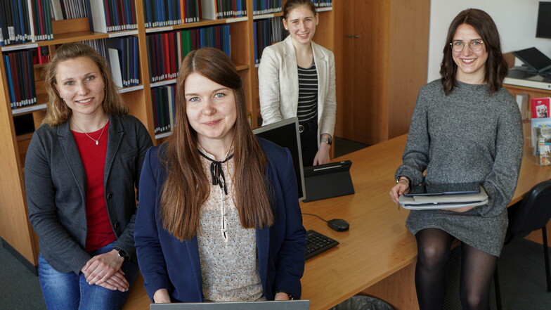 Ann-Theres Horn, Linda Türke, Aline Symank und Jasmin Peikert (von links) entwickeln in ihrem Public-Management-Studium eine praktische Übersicht zur Ukraine-Hilfe im Kreis Bautzen.