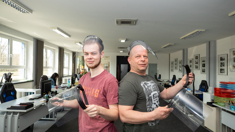 Wenn der Vater mit dem Sohn: Ralf Andrich (r.) und Franz Andrich von der A&K Fahrzeugteile Heidenau GmbH mit den Schutzmasken.
