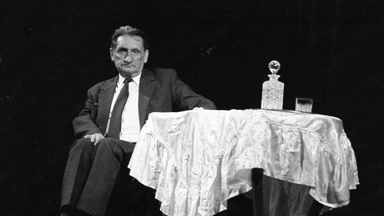 Hansgeorg Stengel war auch mit dem Programm „Mit Stengelszungen“ unterwegs – hier 1990 im Theater Görlitz.