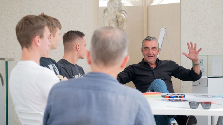 Ralf Minge in der Busmannkapelle leidenschaftlich im Gespräch mit Schülern über Fußball zu seiner Zeit.