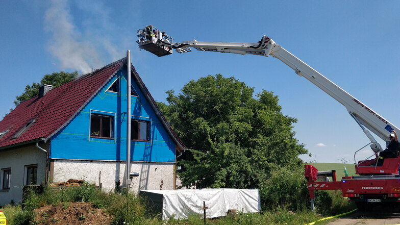 Mit dem Hubsteiger kamen die Feuerwehrleute nahe an die Brandstelle auf dem Dach.