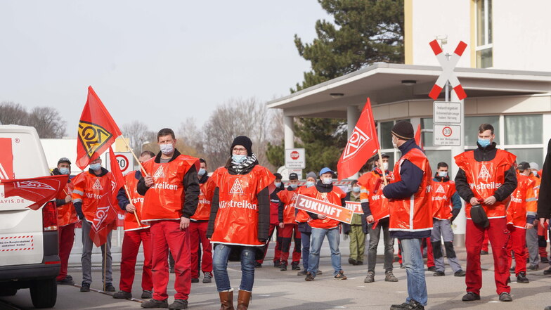 Bei Alstom in Bautzen gab es am Dienstagvormittag einen Warnstreik. Laut Angaben der IG Metall, die dazu aufgerufen hatte, beteiligten sich rund 300 Beschäftigte an der Aktion.