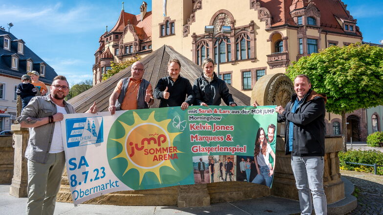 Waldheims City-Manager Nino Richter, Bürgermeister Steffen Ernst sowie Torsten Schütz, Denise Hahn und Jan Lerner von MDR Jump zeigen das Plakat für die Sommer Arena am 8. Juli.