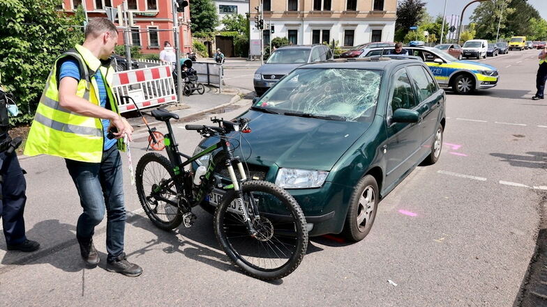 Bei dem Unfall in Heidenau wurde der Radfahrer schwer verletzt.