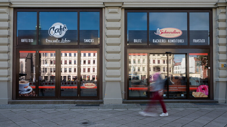 Außenansicht des neuen Cafés der Bäckerei Schwerdtner am Postplatz Görlitz.