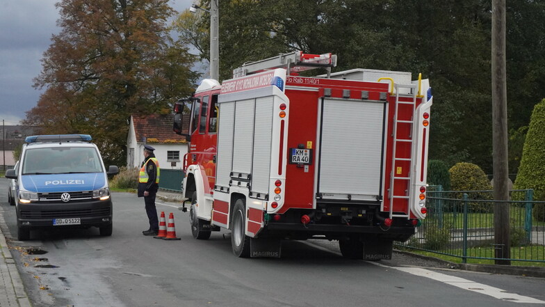 Feuerwehr und Polizei sperren das Gebiet rund um den Fundort einer Bombe in Schönau bei Ralbitz-Rosenthal.