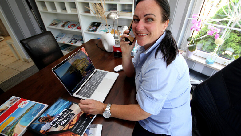 Laptop und Telefon sind seit Jahren die wichtigsten Arbeitsutensilien der selbstständigen Reiseplanerin Manuela Sobanski. Nach dem Total-Einbruch des Reisebetriebes aufgrund der Corona-Krise verhilft sie ersten Kunden wieder zu Urlaubsreisen.