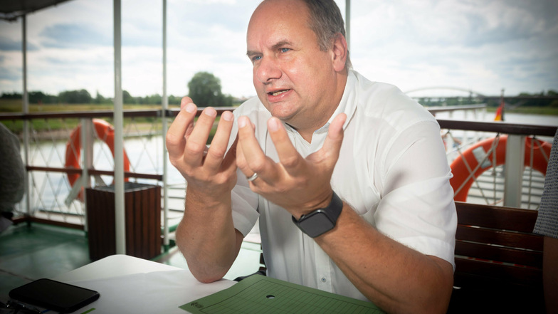 Oberbürgermeister Dirk Hilbert (FDP) erklärt im SZ-Interview auf einem Dampfer unter anderem, wie die Weiße Flotte gerettet werden kann.