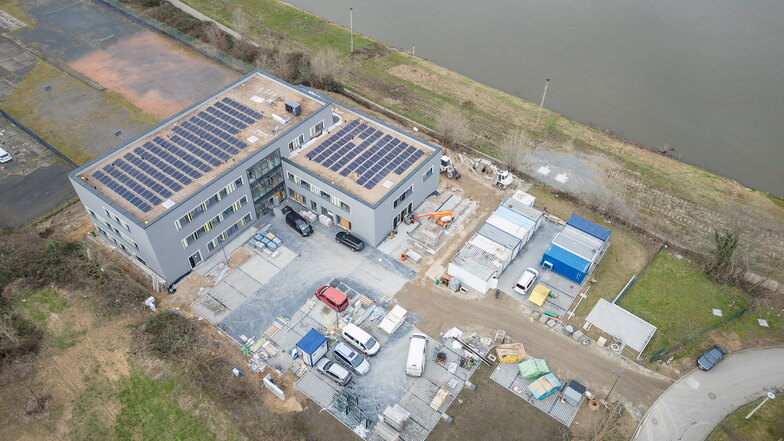 Das Dach des neuen Ärztehauses am Riesaer Elbufer hat eine Solaranlage – doch es ist nicht alles eitel Sonnenschein: In der Stadtpolitik gibt es auch mehrere Jahre nach der zugehörigen Entscheidung noch Debatten über die Standortwahl.