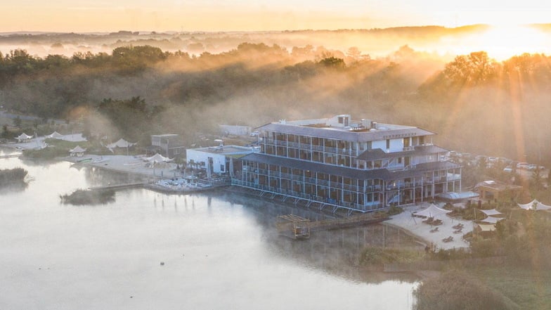 Wie ein Mississippi-Dampfer liegt das Hotel der Sinne am Ostufer des Berzdorfer Sees.