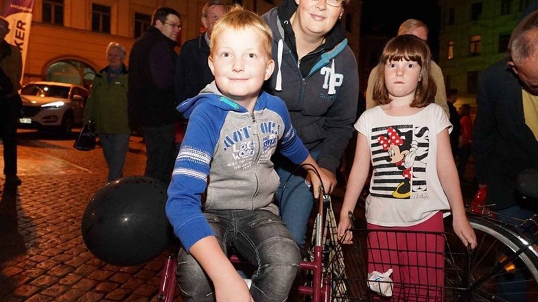 Janet Ilchmann und ihre Kinder Sophie Lea und Fabien Jason erstanden einen Rollator für 10 Euro - als Spaßgeschenk für die Schwester zum 40. Geburtstag.