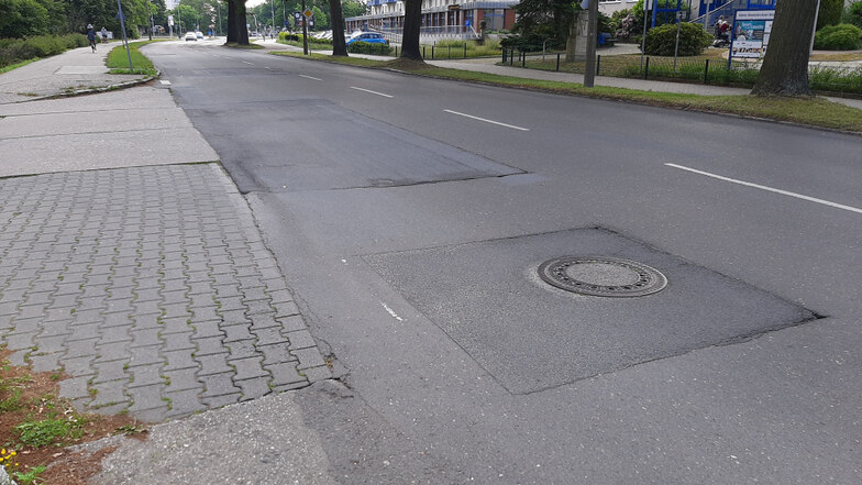 Die Oberfläche der Käthe-Niederkirchner-Straße wird im September auf rund 280 Meter Länge erneuert. So wie hier an der Zufahrt der inneren Claus-von-Stauffenberg-Straße sollen auch die Anschlüsse betrachtet werden.