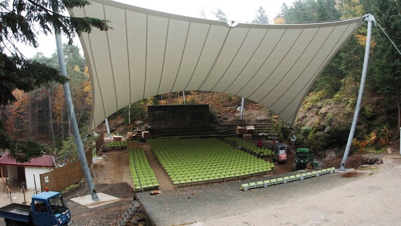 2007 wurde die imposante Überdachung der Zuschauerreihen auf der Jonsdorfer Waldbühne gebaut. Seitdem wird ablaufendes Regenwasser zunehmend zum Problem.