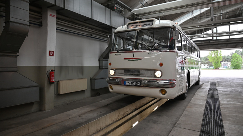 Die VGH verfügt in ihren denkmalgeschützten Fahrzeug- und Werkstatthallen auch über diese Grube und Technik, die man zur Wartung und zum Unterhalt von Bussen benötigt.