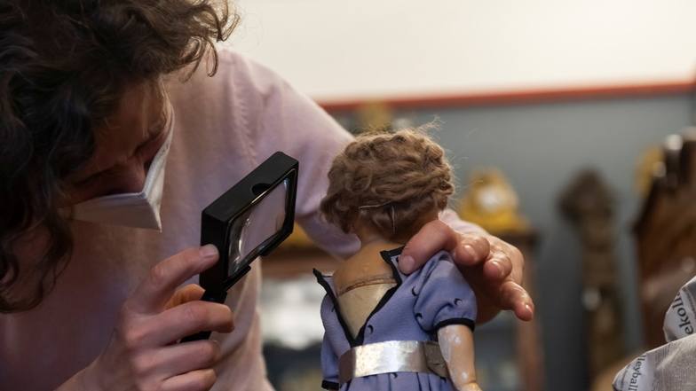 Eine vermeintlich wertvolle Puppe aus dem vergangenen Jahrhundert: Doch eine kleine Markierung am Nacken der Puppe verrät Kunsthistorikerin Katja Peschel Hersteller und Alter.