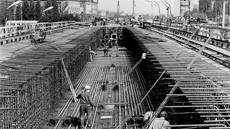 Dieser Blick ins Innere der heutigen Carolabrücke bot sich im April 1968. Hier bauen Eisenflechter die Stahlbewehrung im sogenannten Hohlkasten der Brücke ein.