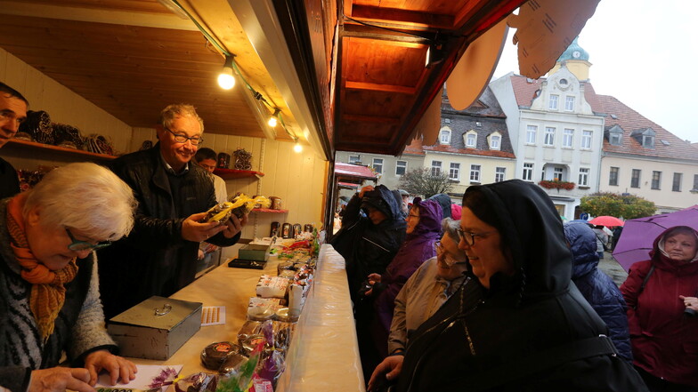 Zum Pfefferkuchenmarkt kommen jedes Jahr Tausende Besucher nach Pulsnitz. In diesem Jahr findet er vom 3. bis 5. November statt. An dem Sonntag haben auch die Geschäfte geöffnet.