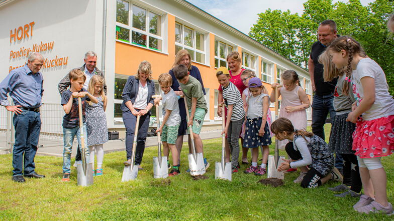Die Kinder vom CSB-Hort in Panschwitz-Kuckau griffen selbst zum Spaten, um so den Startschuss für den Bau eines neuen Spielplatzes zu geben.