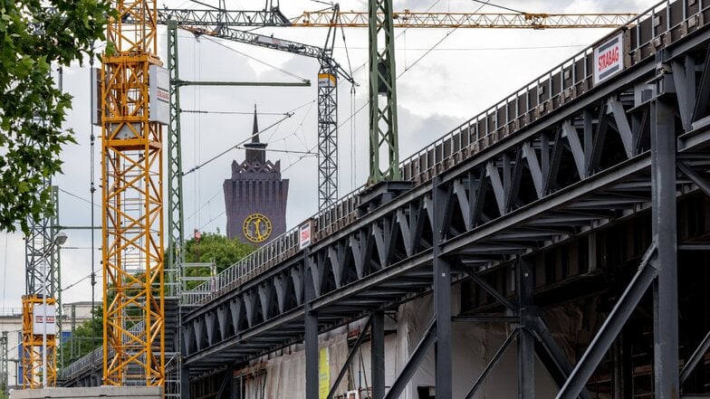 Eine Aufnahme während der Bauphase am historischen Eisenbahnviadukt in Chemnitz.