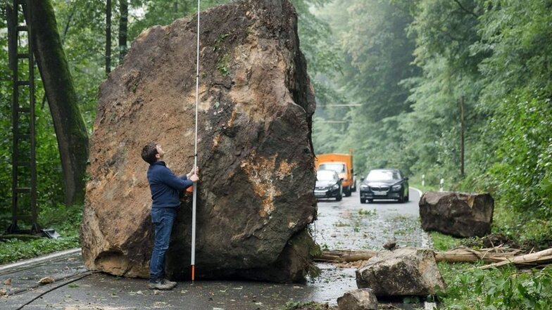 Steinschläge sind in der Sächsischen Schweiz nicht selten. Einen der spektakulärsten gab es 2014 im Kirnitzschtal, als ein 50-Tonnen-Brocken auf die Straße kullerte.