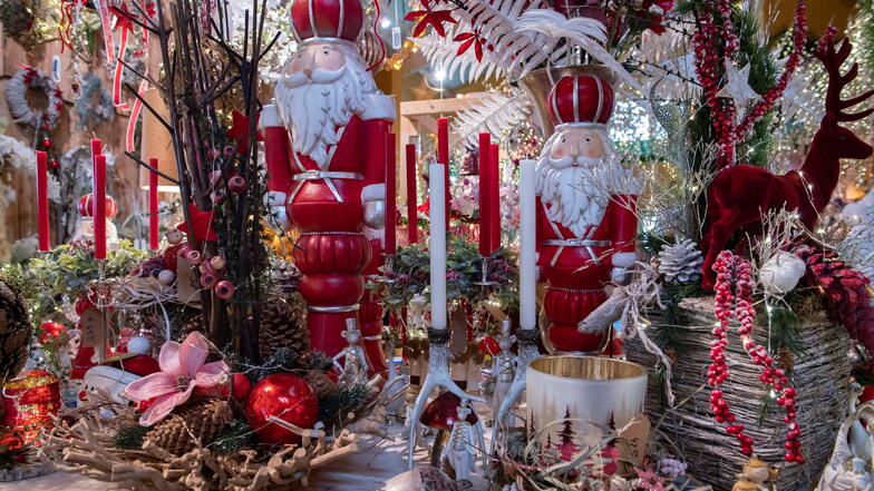 Klassisch rot-weiß geht immer. Umrahmt von großen Nussknackern, finden sich in der Weihnachtsausstellung der Gärtnerei Rennert-Vetter auch dieses Jahr wieder viele kleine Hingucker.