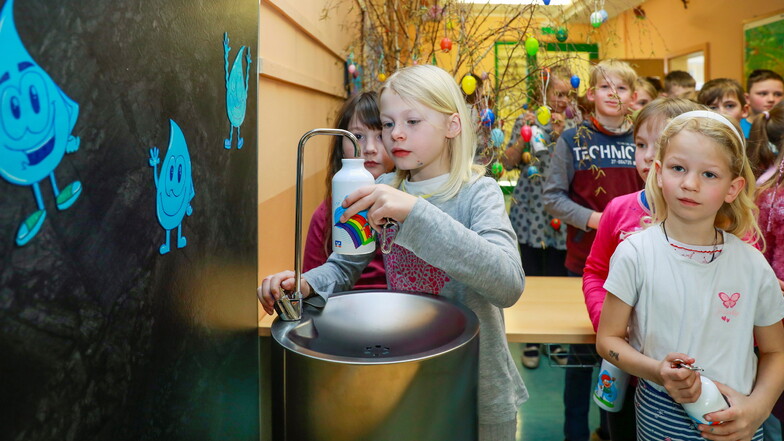 Am Mittwoch konnten die Kinder der Eibauer Grundschule den Brunnen einweihen, an dem sie nun frisches Wasser trinken können.