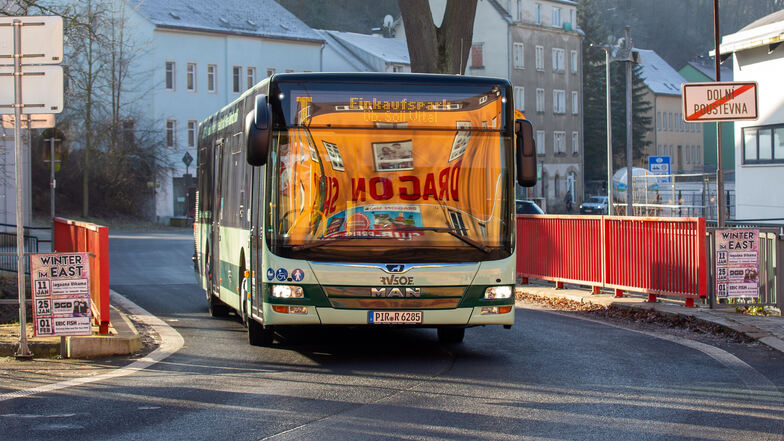 Ein Sebnitzer Stadtbus auf der Grenzbrücke fährt dreimal am Tag nach Tschechien in die Stadt Dolni Poustevna und wieder zurück. Dabei überquert er eine Brücke, die Deutschland und Tschechien historisch verbindet.